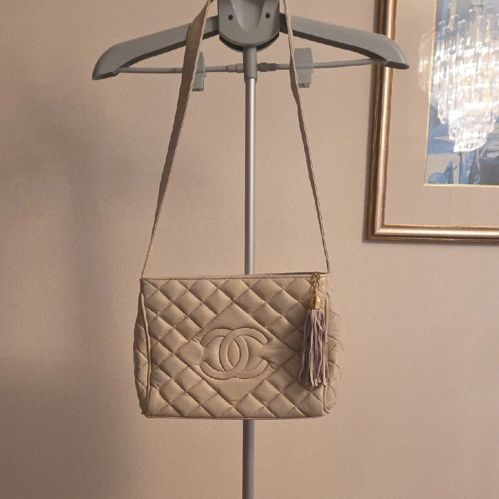 NWOT Chic Ivory Quilted Soft Genuine Leather Shoulder Bag - Picture 3 of 13